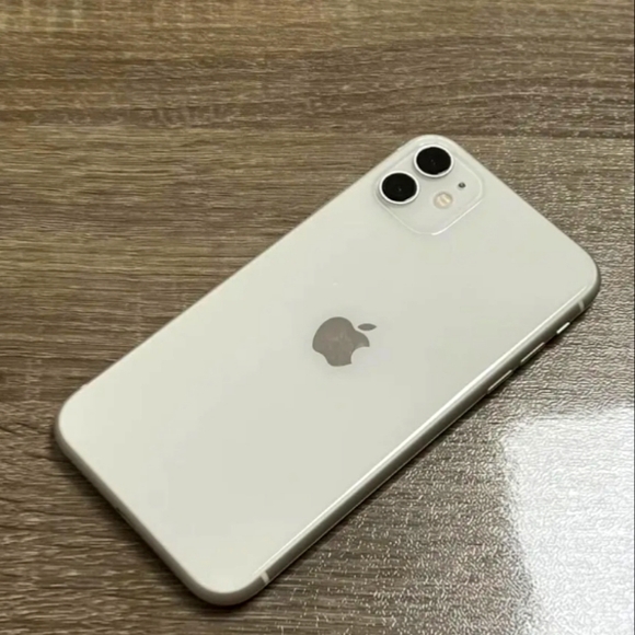 iPhone 11 64GB - White - Unlocked - Picture 1 of 2